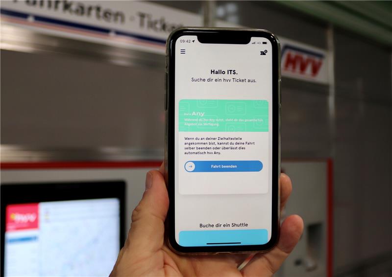 Die Suche nach dem richtigen Tarif am Ticketautomaten wird überflüssig, den passenden Fahrschein zaubert eine App aufs Smartphone. Foto: Markus Lorenz
