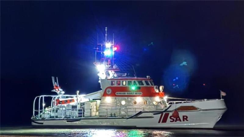 S.O.S. auf Außenelbe: Motorjacht läuft voll Wasser Die Suche nach einer Person, die sich möglicherweise in Lebensgefahr befand, dauerte mehrere Stunden, endete aber ohne Erfolg.