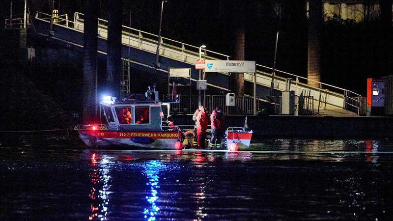 Schweres Schiffsunglück: Taucher suchten Vermissten in der Elbe Die Suche wurde bis Waltershof ausgweitet.