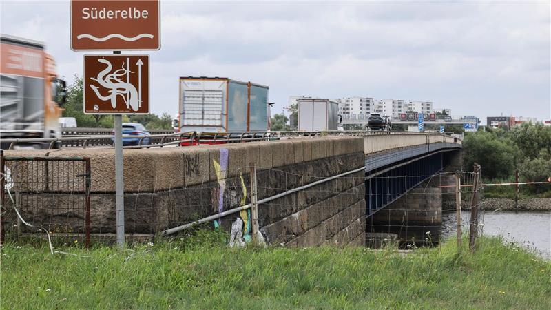 Die Süderelbbrücke der A1 wird an vier Wochenenden in jeweils einer Fahrtrichtung gesperrt. (Archivbild)