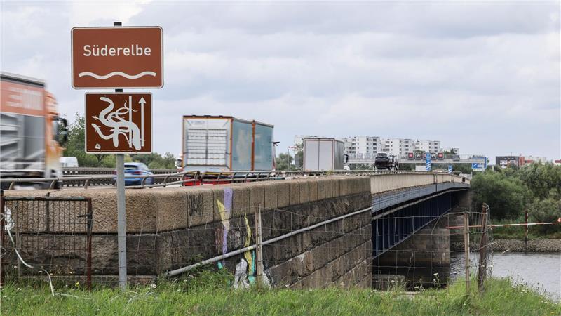 Die Süderelbbrücke der A1 wird in den kommenden drei Nächten in Fahrtrichtung Süden gesperrt. (Archivbild)