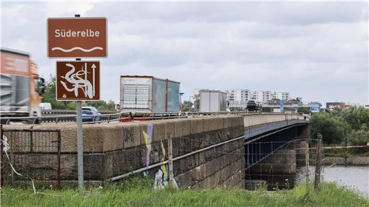 Die Süderelbbrücke der A1 wird in den kommenden drei Nächten in Fahrtrichtung Süden gesperrt. (Archivbild)