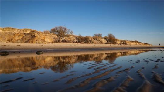 Die Südküste auf Föhr verliert pro Jahr Zehntausende Kubikmeter Sand. (Archivbild)