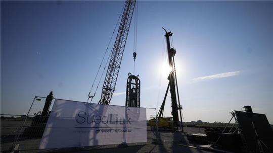 Die Suedlink-Trasse ist nach Tennet-Angaben mit Kosten von etwa zehn Milliarden Euro das größte Infrastrukturprojekt der Energiewende in Deutschland.