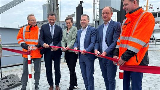 Die Südmole dient dazu, Fähren vor Wind und Wellen zu schützen, während sie am Hafenkai der ostfriesischen Insel anlegen. 