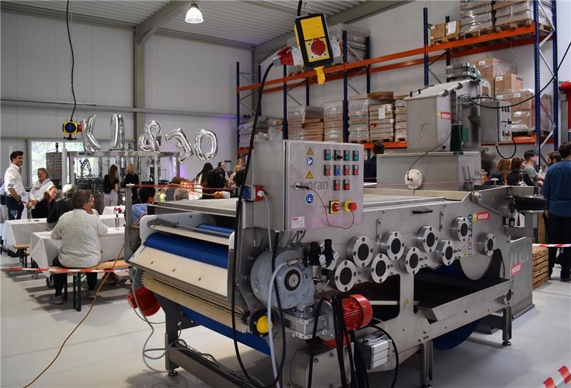 Die Super-Saftpresse im Vordergrund der neuen Halle ist das Herzstück der Produktion. Es wird kalt gepresst, dadurch bleiben Vitamine und Nährstoffe erhalten. Foto Vasel