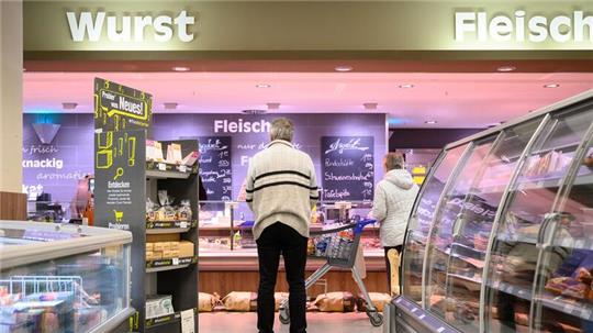 Die Supermarktketten suchen Tausende Beschäftigte für ihre Bedientheken mit Fleisch, Wurst und Käse.