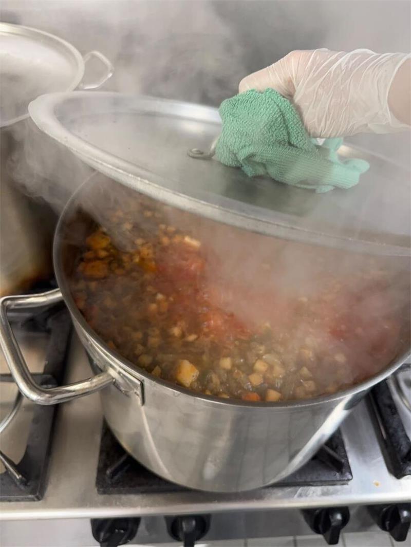 Altes Land: Elbfischer Lothar Buckow setzt auf Aalsuppe Die Suppe köchelt auf dem Gasherd.