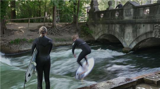 Die Surfer können sich freuen: Die Eisbachwelle ist wieder freigegeben. 