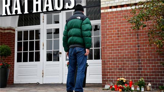 Die Sylter drücken vor dem Rathaus ihre Trauer aus.