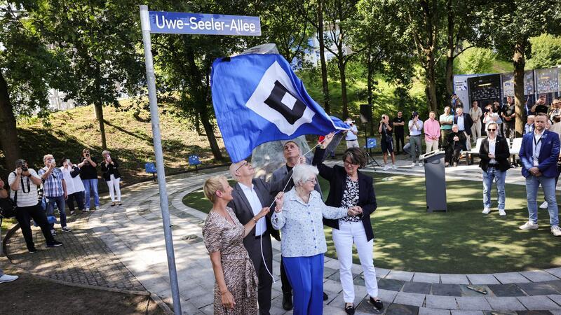 Hamburg: Jetzt hat Uwe Seeler seine eigene Allee Die Sylvesterallee am Volksparstadion heißt jetzt Uwe-Seeler-Allee.