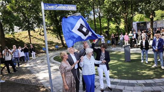 Die Sylvesterallee am Volksparstadion heißt jetzt Uwe-Seeler-Allee.