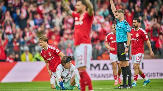 Die Szene, die das Spiel veränderte: St. Paulis Tomoya Ando (2.v.l) sieht die Gelb-Rote Karte.