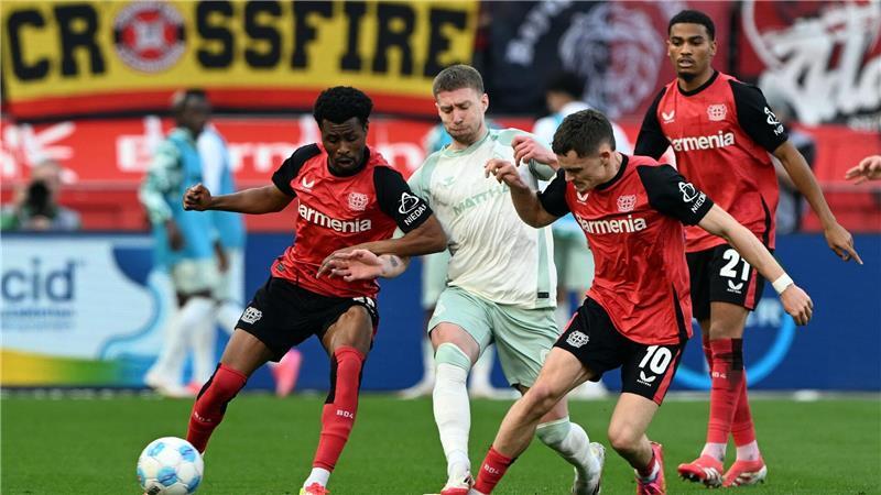Aufholjagd ohne Wirtz? Bayer hofft auf Bayern-Schreck Alonso Die Szene, die zur Verletzung von Florian Wirtz (r) geführt hat.