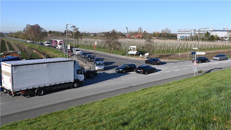 Die T-Kreuzung am Neuenfelder Damm soll eine Ampel bekommen.