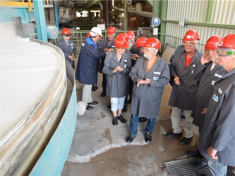AOS: Hier wird aus roter Erde weißes Gold gewonnen Die TAGEBLATT-Leser mitten in der Produktion. Links ist das Aluminiumhydroxid zu sehen. Foto: Strüning