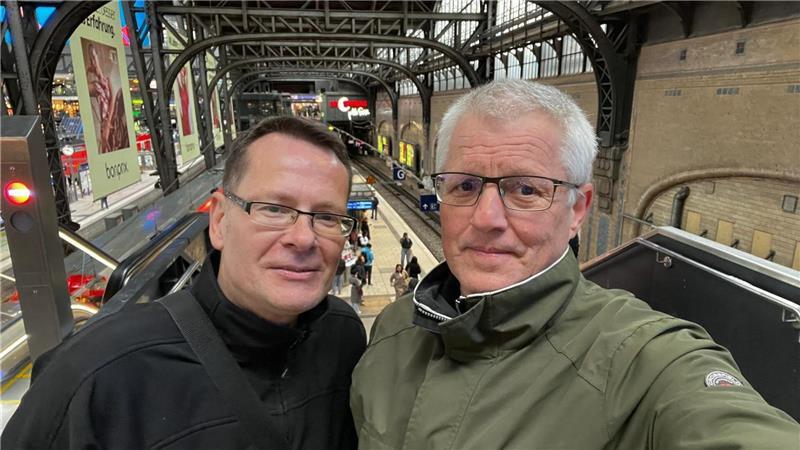 Die TAGEBLATT-Redakteure Karsten Wisser (rechts) und Thomas Sulzyc treffen sich im Hamburger Hauptbahnhof. Beide starteten von Buxtehude aus: Der eine fuhr mit Linienbus, Fähre und U-Bahn, der andere mit Ersatzbus und S-Bahn.