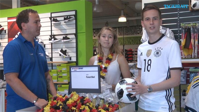 Die TAGEBLATT-WM-Reporter sind bei Intersport Mohr zu Gast und decken sich mit Fanartikeln ein. Foto: Berlin