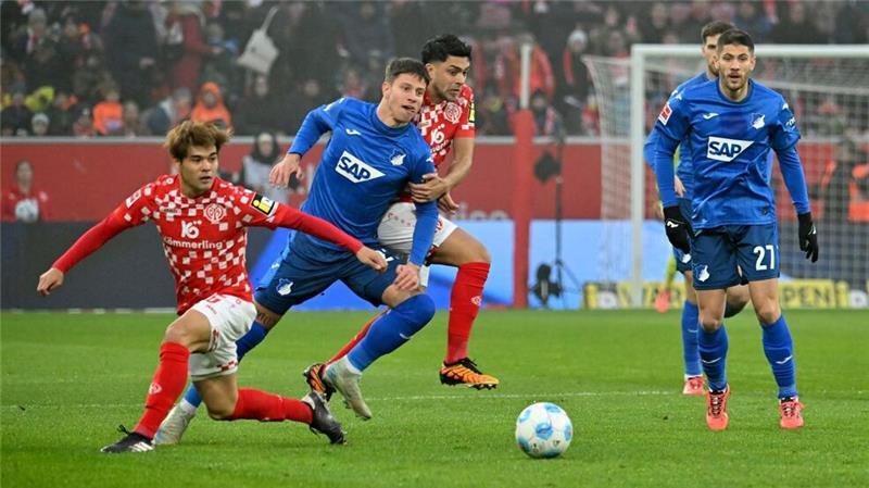 Die TSG 1899 Hoffenheim (blau) hatte Glück, gegen den FSV Mainz 05 (rot) nach der ersten Hälfte nicht höher in Rückstand gelegen zu haben.