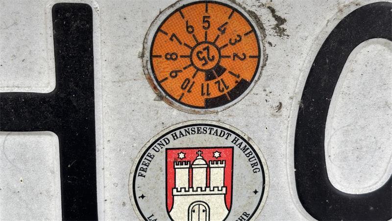 Geisterautos in Stade: Ein Fall ist ziemlich kurios Die TÜV-Plakette des Minis ist im Mai 2025 abgelaufen.