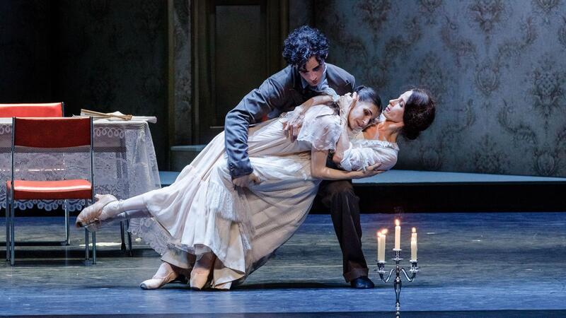 49. Hamburger Ballett-Tage zum Abschied von John Neumeier Die Tänzer Edvin Revazov als Tennessee (l-r), Alina Cojocaru als Laura Rose Wingfield und Patricia Friza als Amanda Wingfield tanzen auf der Fotoprobe von „Die Glasmenagerie“.