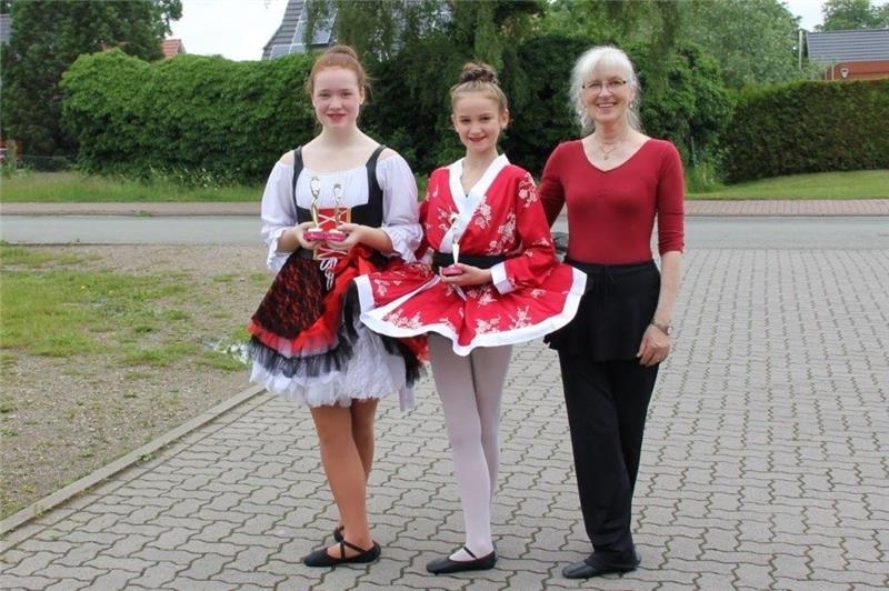 Die Tänzerinnen und ihre Lehrerin Tamara Koch. Foto TVG