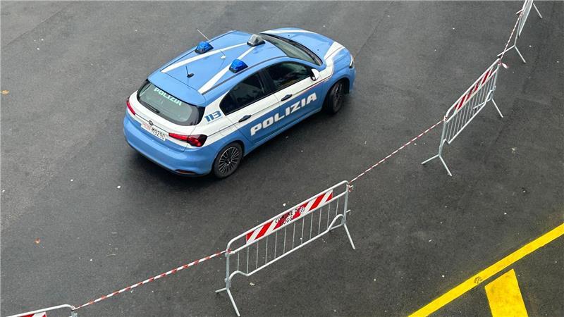 Die Täter brachten den Verkehr nach Behördenangaben mit quer gestellten Fahrzeugen zum Stillstand und überfielen den Geldtransporter in einer blitzschnellen Aktion. (Symbolfoto)