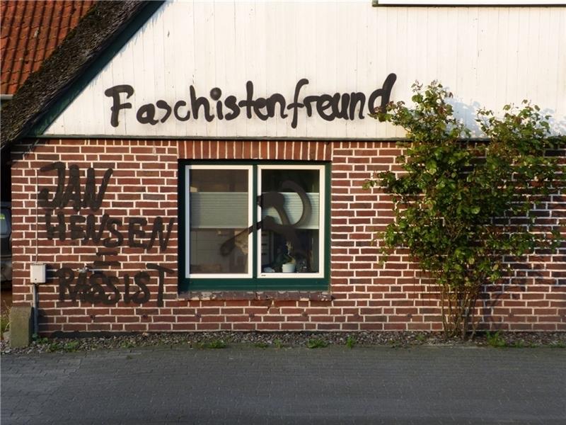 Die Täter haben das Mauerwerk, eine Holzverkleidung und die Fenster beschmiert.