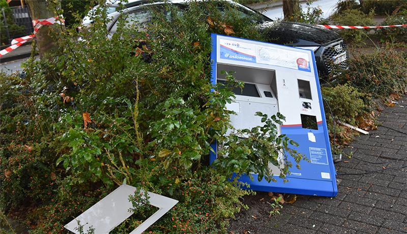 Diebe brechen Fahrkartenautomaten in Apensen auf – und nutzen offenbar ein Auto Die Täter rissen die gesamte Front des Automaten heraus. Foto: Polizei