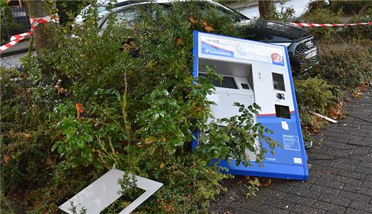Die Täter rissen die gesamte Front des Automaten heraus. Foto: Polizei