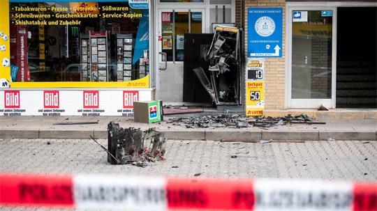 Die Täter sind mit Rad, in Jogginghosen und mit Stoffbeutel geflüchtet.