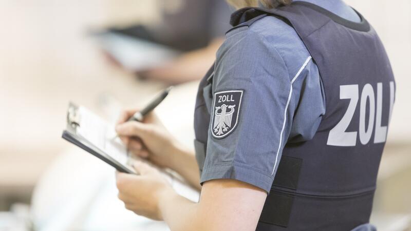 Angebliche Zöllner bestehlen ältere Frau Eine Zollbeamtin macht Notizen.