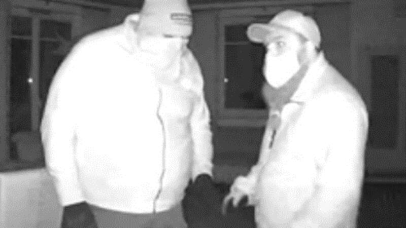 Wer kennt diese Männer? Polizei sucht zwei Diebe mit Fotos Die Täter waren maskiert.