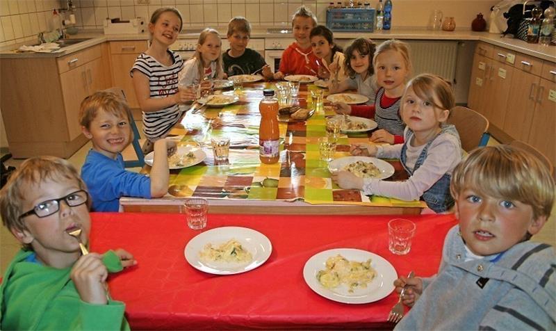 Die Tafel in Nottensdorf: Elf Kinder lassen es sich schmecken.