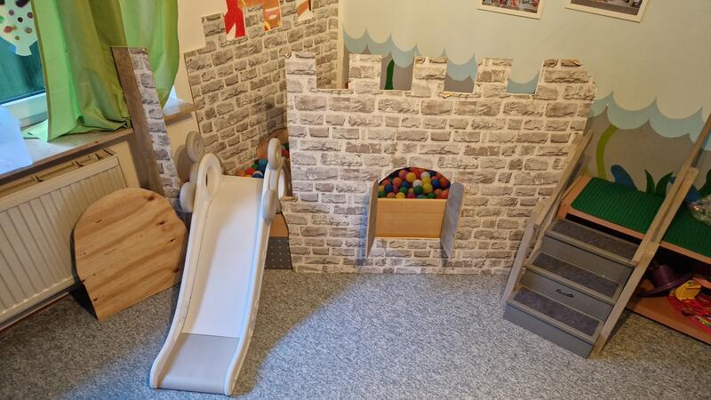 Die Tagesmütter richten selbstständig die Spielbereiche nach den Bedürfnissen der Kinder her.
