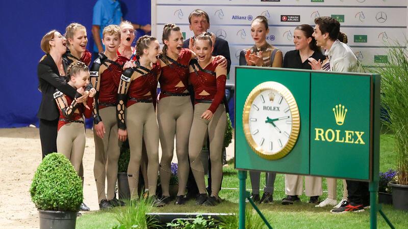 Die Talente des RV Fredenbeck waren als Juniorenteam beim CHIO Aachen dabei und freuen sich hier über ihren unerwarteten Erfolg.