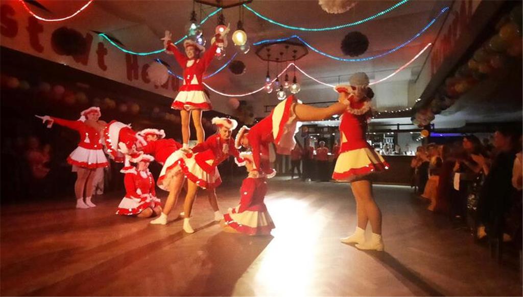 Die Tanzmariechen bauen sich beim Gardetanz zu einer menschliche Pyramide auf.