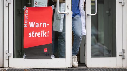 Die Tarifgespräche über mehr Geld und bessere Arbeitsbedingungen für Ärzte in Krankenhäusern stocken.