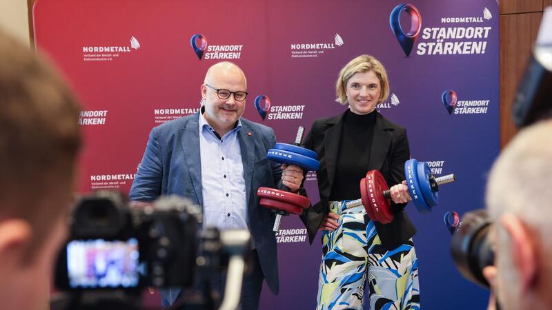 Die Tarifrunde in der norddeutschen Metall- und Elektroindustrie hat am Montag in Hamburg begonnen. 