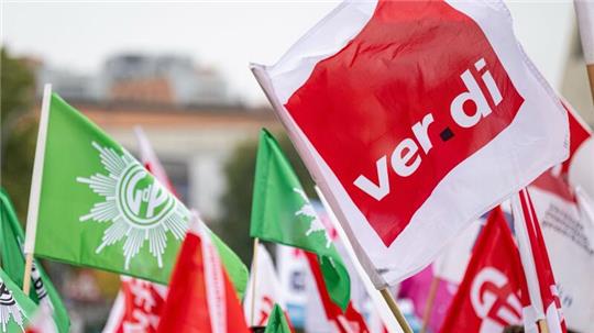 Die Tarifverhandlungen für den öffentlichen Dienst werden von Demonstrationen auf dem Scharounplatz in Berlin begleitet.