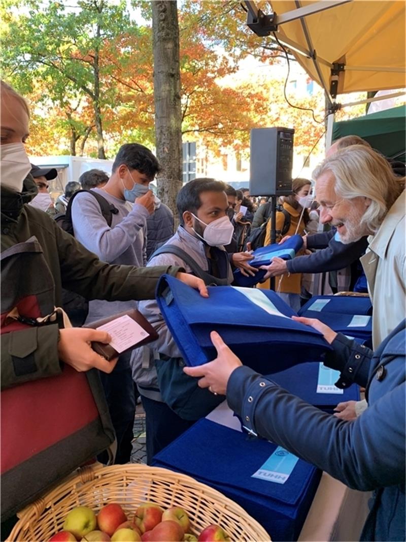 TU-Erstsemester erhalten Tasche als Willkommensgruß Die Taschen für die Erstsemester der TUHH fanden reißenden Absatz.