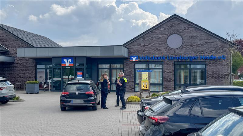 Raub vor Volksbank in Seevetal – Täter in U-Haft Die Tat ereignete sich auf dem Parkplatz einer Volksbank und eines Edeka.
