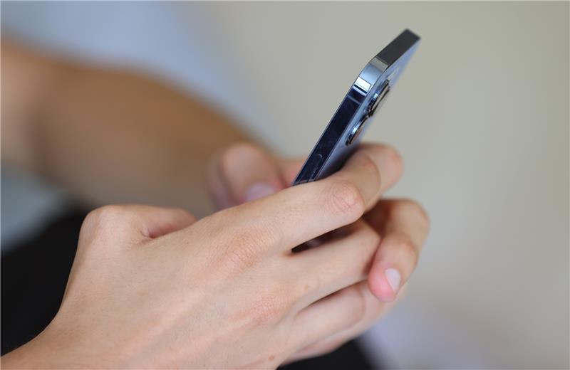 Die Taten wurden mit einem Smartphone gefilmt. Symbolfoto: Karl-Josef Hildenbrand/dpa