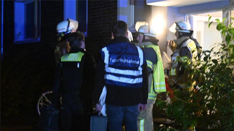 Die Tatortgruppe der Polizei sichert erste Spuren in dem Wohnhaus in der Schröderstraße.
