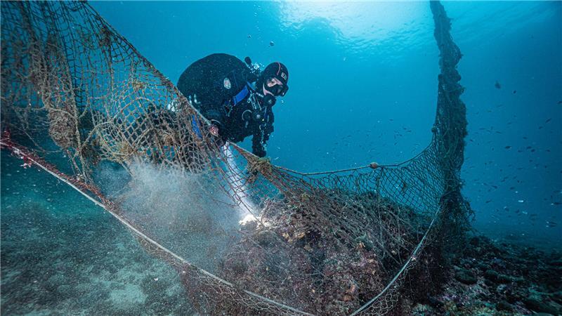 Staderin revolutioniert Fanartikel: Werder-Netze werden Accessoires Die Taucher suchen in bis zu 50 Meter Tiefe.