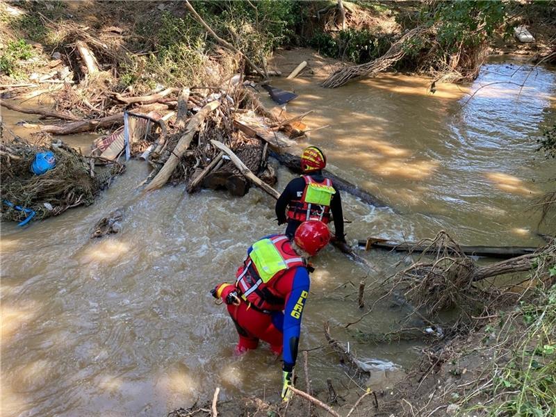 Die Taucher suchen nach Leichen. Bisher haben sie keine Toten geborgen, dafür aber Gefahrgut.