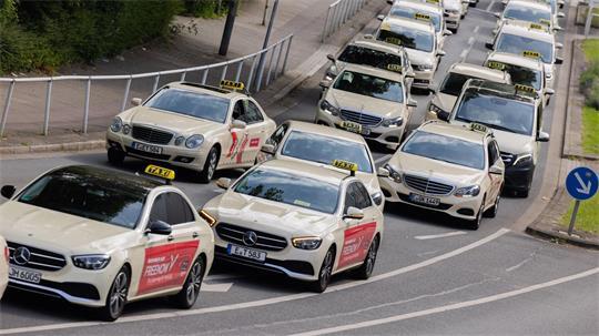 Die Taxibranche fordert Mindestpreise für die Mietwagenplattformen. (Archivbild)