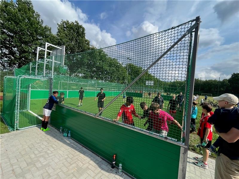 Soccer-Court am Tannenweg in Dollern eingeweiht Die Teams „Schlümpfe“ und „E-Sports“ bestritten das erste Spiel auf dem Soccercourt. Foto: Vasel
