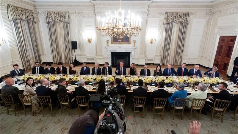 Trump gibt Dinner für Tech-Giganten - Elon Musk nicht dabei Die Tech-Elite saß am Tisch: Meta, Microsoft, Apple, Google, OpenAI und viele mehr.