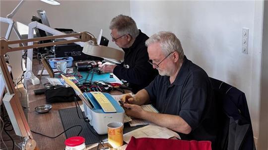 Die Techniker im Repair Café Fredenbeck hauchen defekten Geräten ein neues Leben ein.